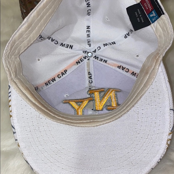 White & gold hat - Picture 5 of 5